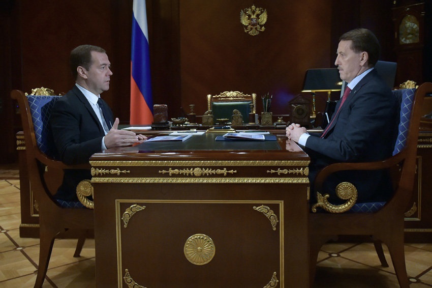 Кабинет Медведева. Медведев за столом в кабинете. Фото кабинета Медведева Дмитрия. Когда озвучат президента