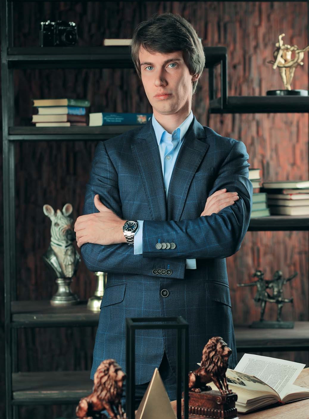 әйелі трусикисіз, еңкейген, төменгі көрініс