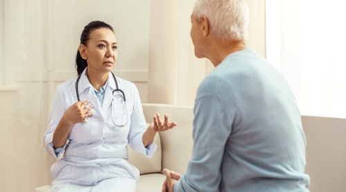 врач разговаривает с пациентом в санатории