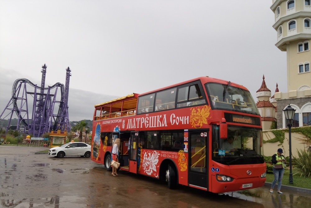 Ехать автобусом москва. Экскурсионный автобус Сочи. Автобус Матрешка Сочи. Экскурсионный автобус Матрешка в Сочи. Двухэтажный автобус Сочи Матрешка.