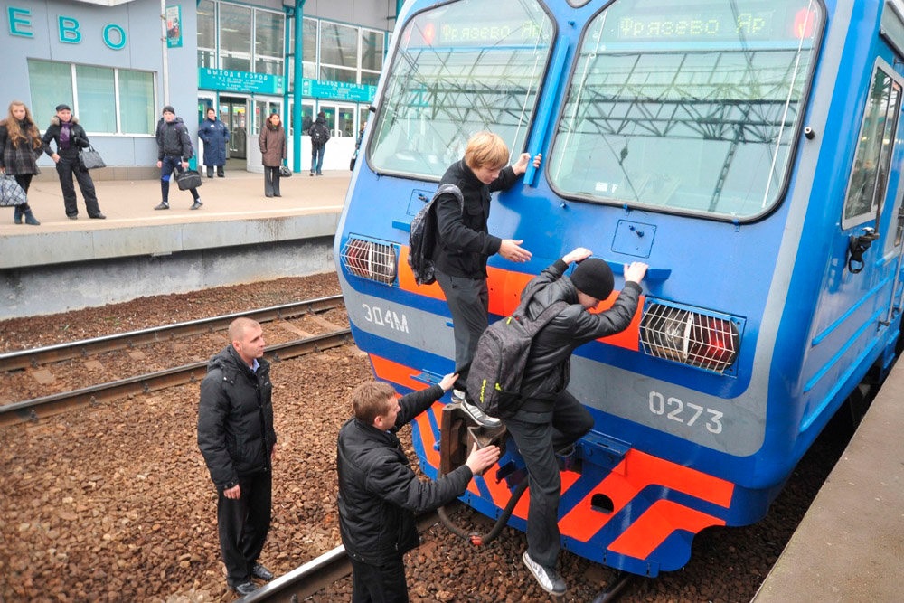 Поезд на электричестве. Травмирование на железной дороге. Электричка москва. Электрички можно ли ездить. Поезд электричка.
