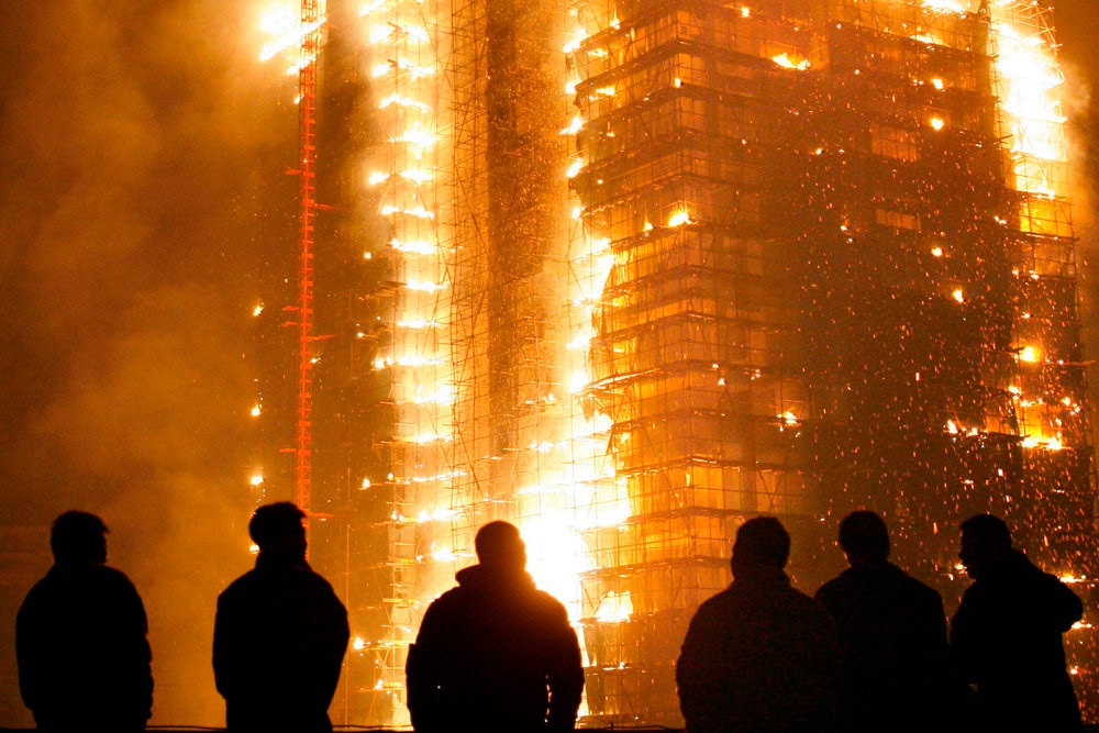 The build is on fire. Пожар башня CCTV. Building on Fire Guangzhou. Fire Tower Price. Fire Tower 1800 900.